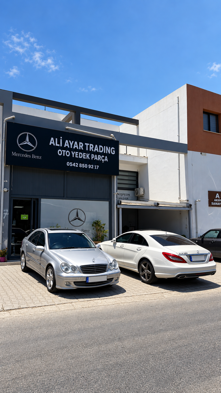 Ali Ayar Trading dükkânı, tabelası ve önündeki Mercedes-Benz araçlar
